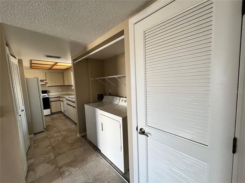 Active With Contract: $1,800 (1 beds, 1 baths, 800 Square Feet)