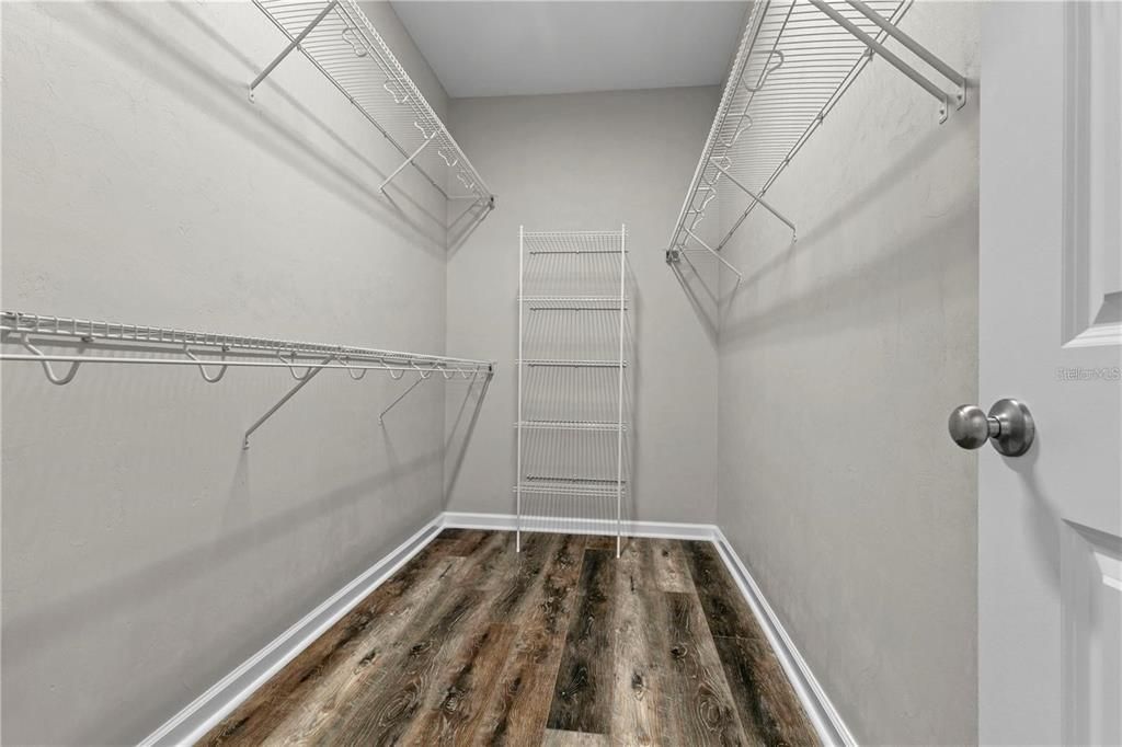 WALK-IN CLOSET