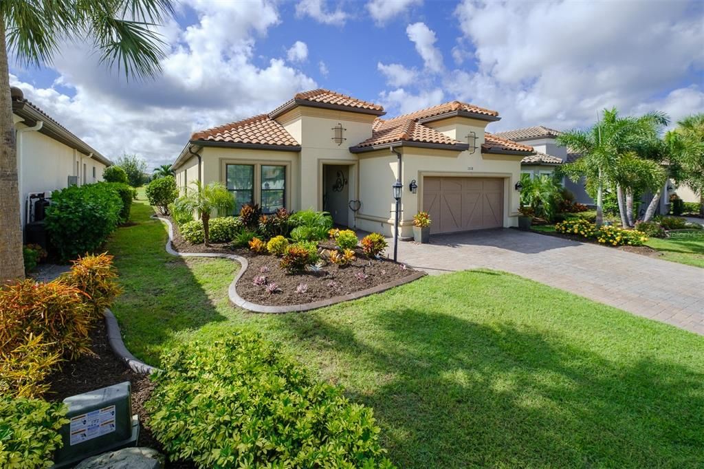 For Sale: $1,300,000 (3 beds, 3 baths, 2275 Square Feet)