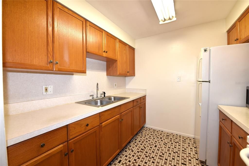 For Sale: $155,000 (1 beds, 1 baths, 760 Square Feet)