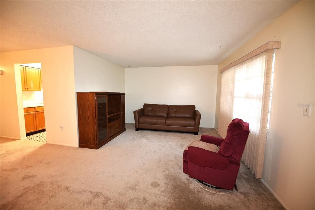 For Sale: $155,000 (1 beds, 1 baths, 760 Square Feet)