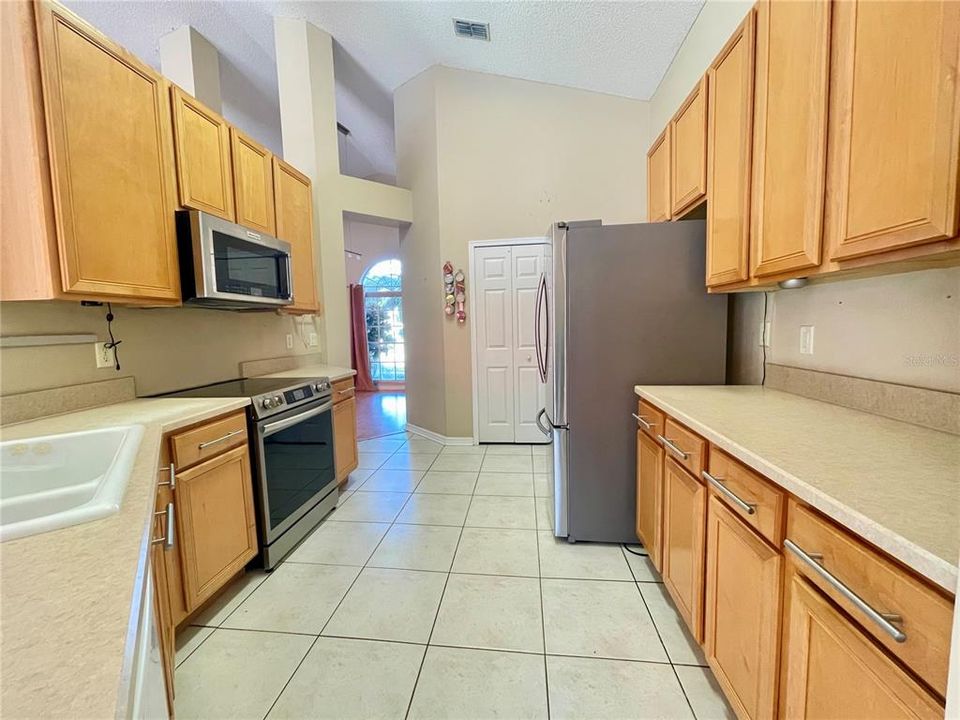 For Rent: $3,100 (4 beds, 2 baths, 2050 Square Feet)