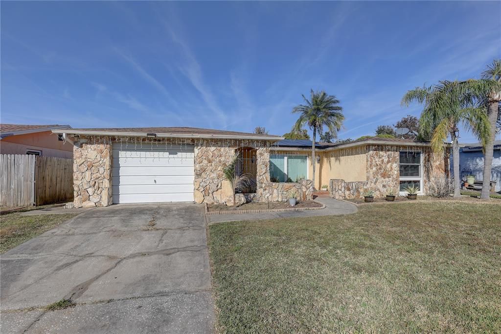 For Sale: $325,000 (3 beds, 2 baths, 1519 Square Feet)