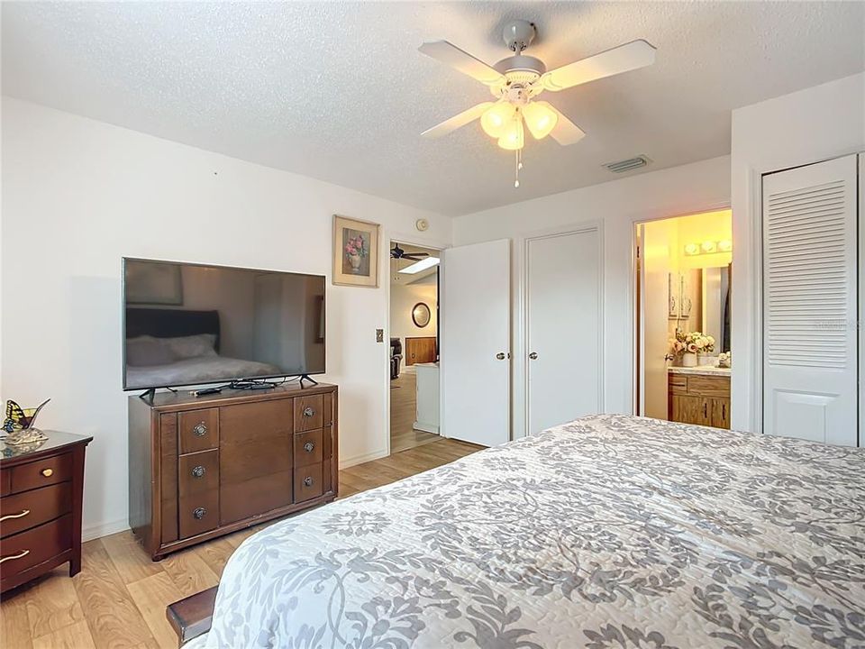 For Sale: $225,000 (2 beds, 2 baths, 1419 Square Feet)