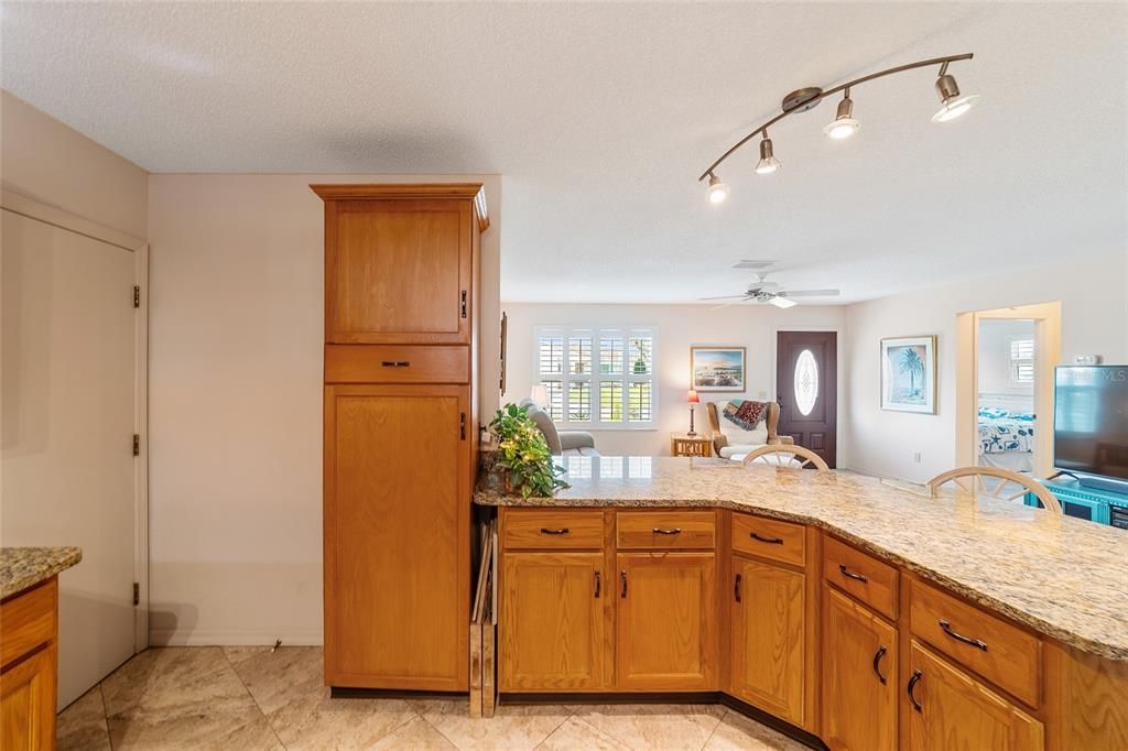 For Sale: $325,000 (2 beds, 2 baths, 1268 Square Feet)