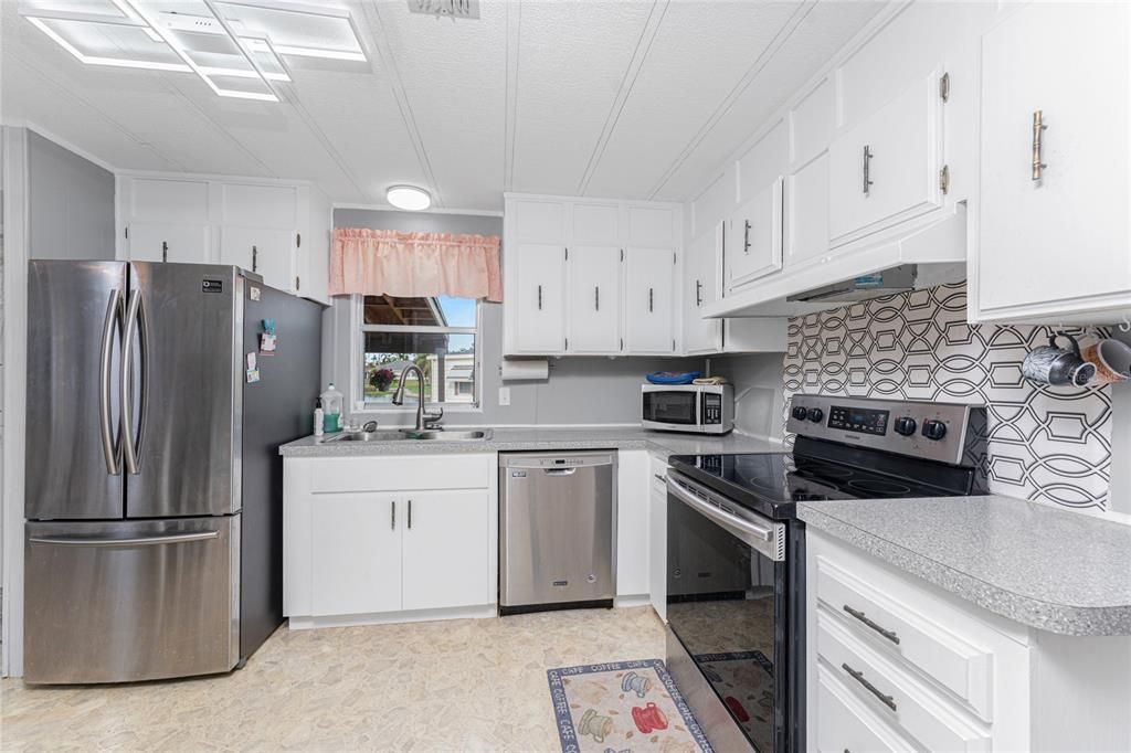 The kitchen has a Samsung French door refrigerator, Maytag dishwasher and Samsung smooth top stove.