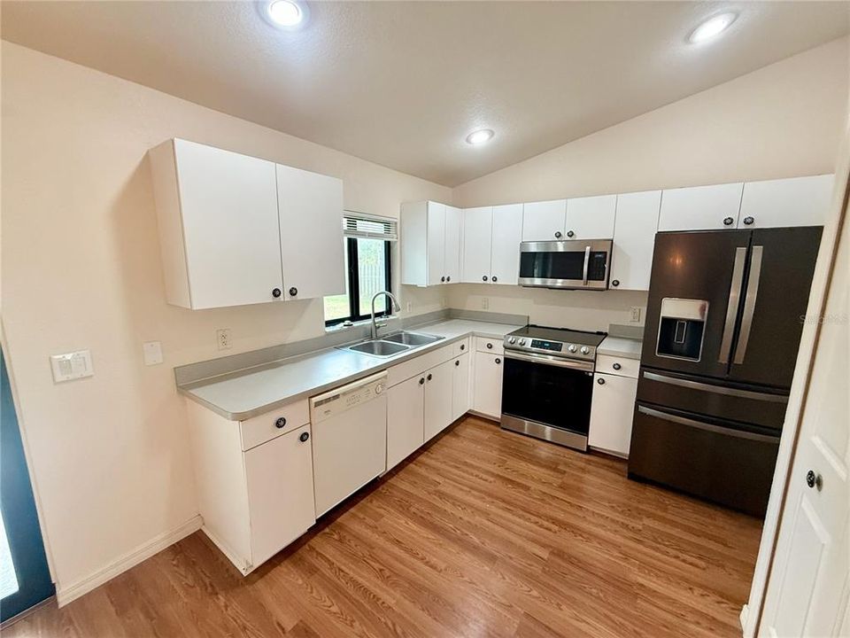 For Rent: $1,900 (3 beds, 2 baths, 1124 Square Feet)