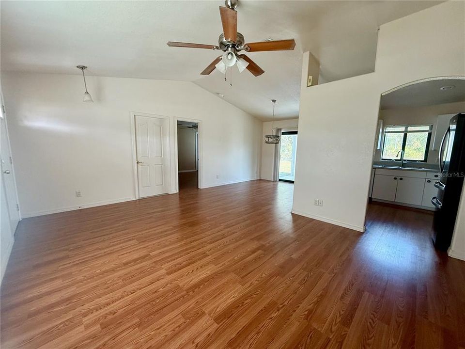 For Rent: $1,900 (3 beds, 2 baths, 1124 Square Feet)