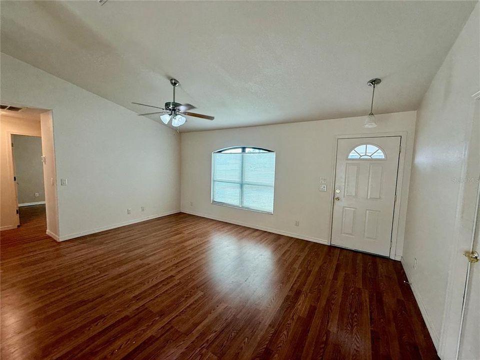 For Rent: $1,900 (3 beds, 2 baths, 1124 Square Feet)