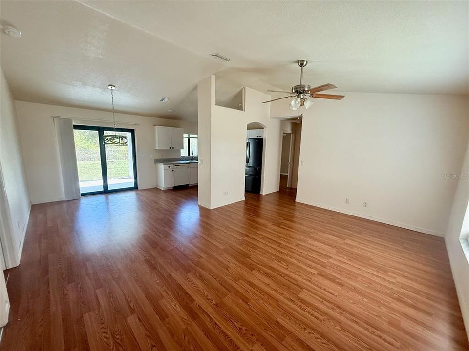 For Rent: $1,900 (3 beds, 2 baths, 1124 Square Feet)