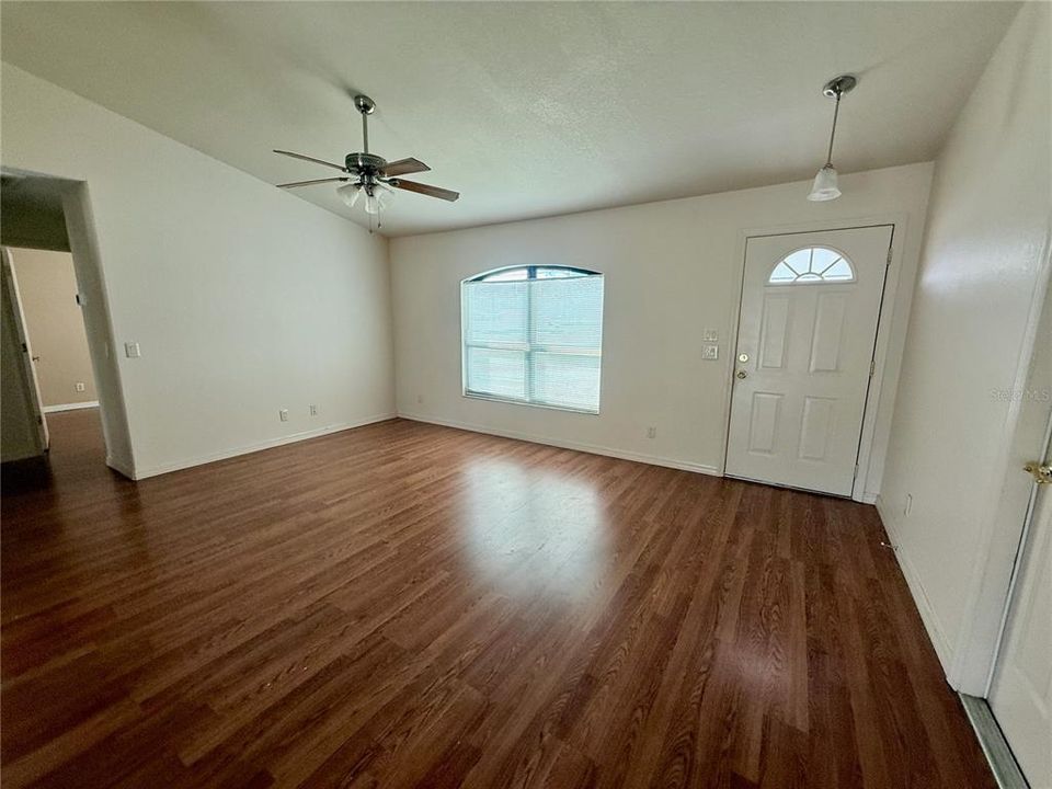 For Rent: $1,900 (3 beds, 2 baths, 1124 Square Feet)