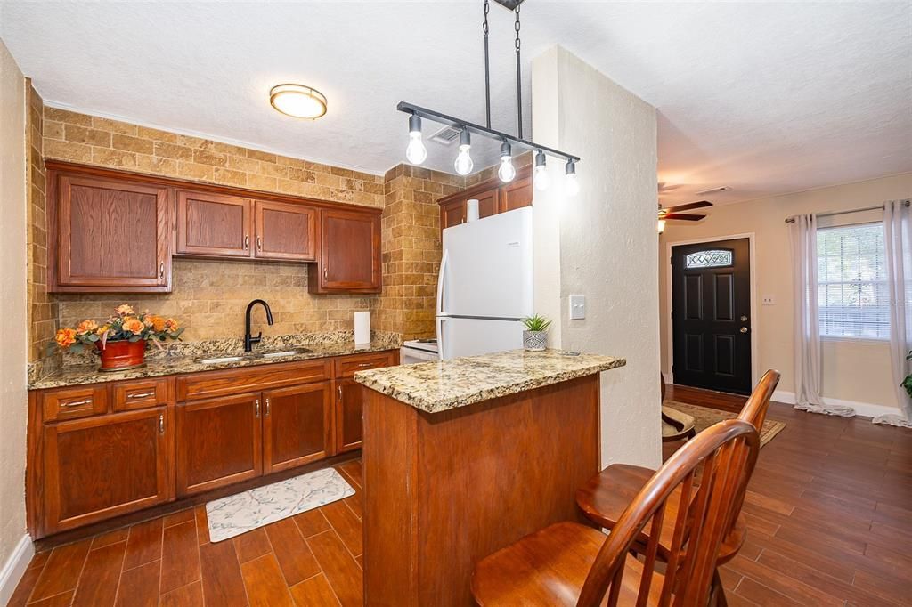 For Sale: $329,900 (2 beds, 1 baths, 1054 Square Feet)