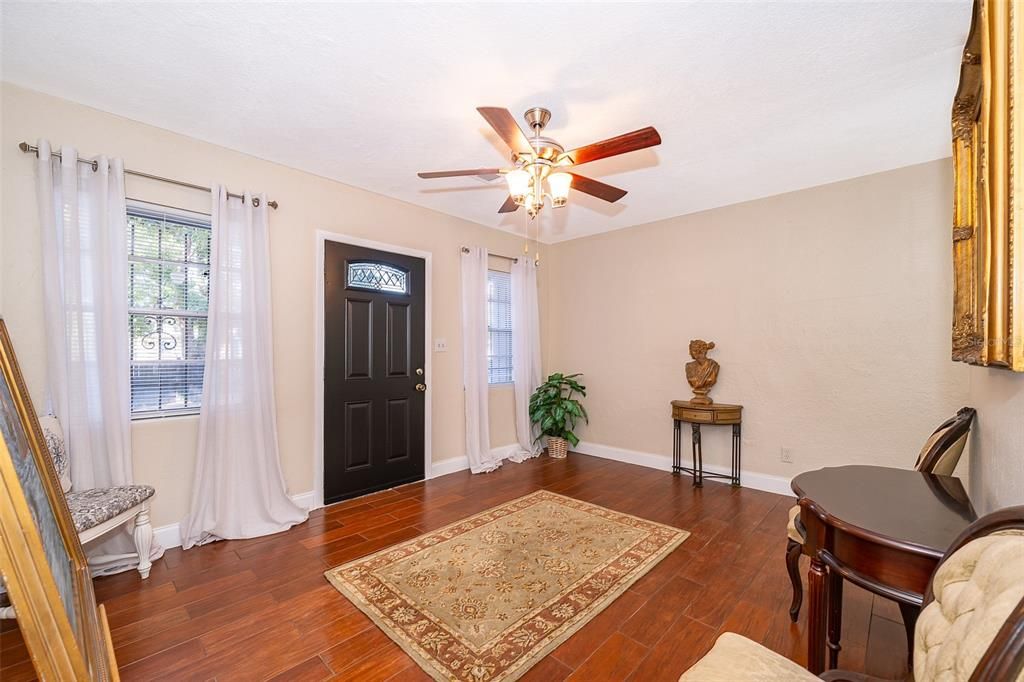 For Sale: $329,900 (2 beds, 1 baths, 1054 Square Feet)