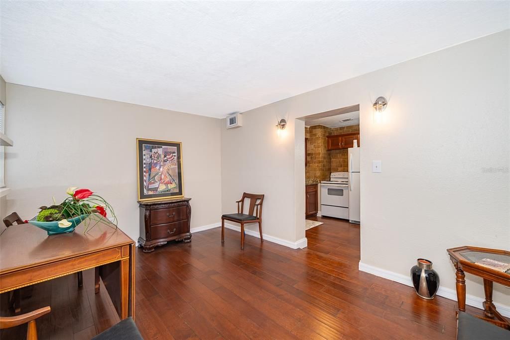 For Sale: $329,900 (2 beds, 1 baths, 1054 Square Feet)