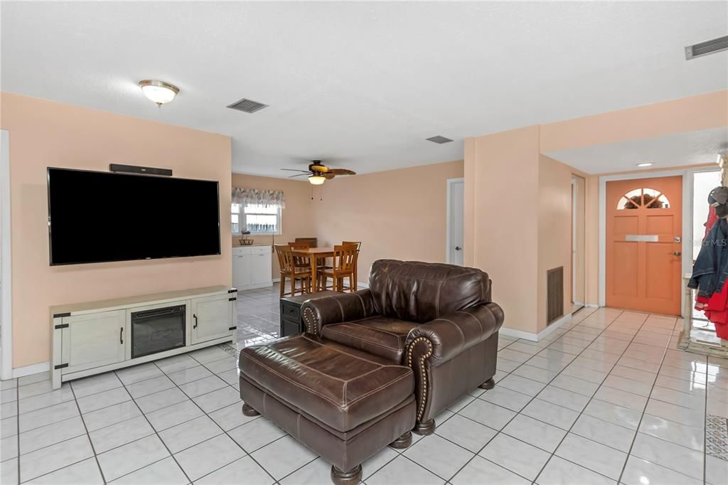 For Sale: $500,000 (3 beds, 2 baths, 1457 Square Feet)