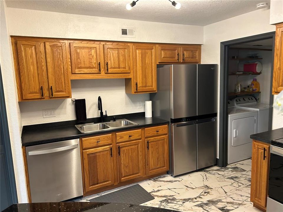 For Sale: $274,900 (2 beds, 1 baths, 1140 Square Feet)