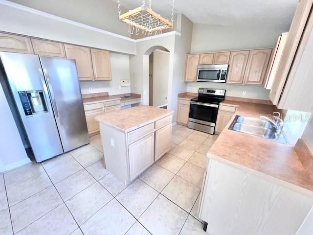 For Rent: $2,995 (3 beds, 2 baths, 2042 Square Feet)