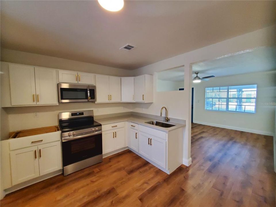 For Sale: $265,000 (3 beds, 1 baths, 1032 Square Feet)