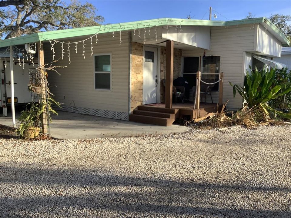 For Sale: $95,900 (2 beds, 1 baths, 876 Square Feet)