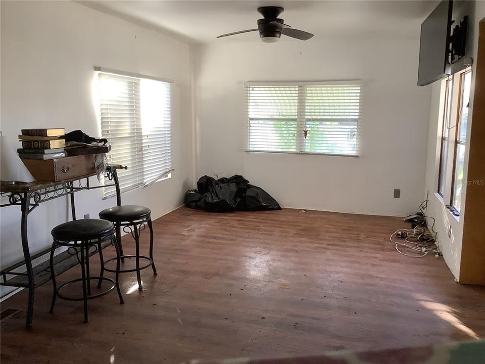 For Sale: $95,900 (2 beds, 1 baths, 876 Square Feet)