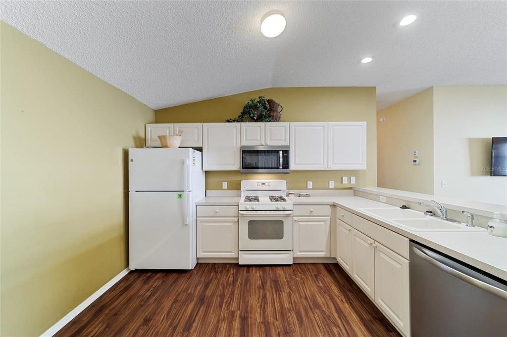 For Sale: $269,950 (2 beds, 2 baths, 1156 Square Feet)