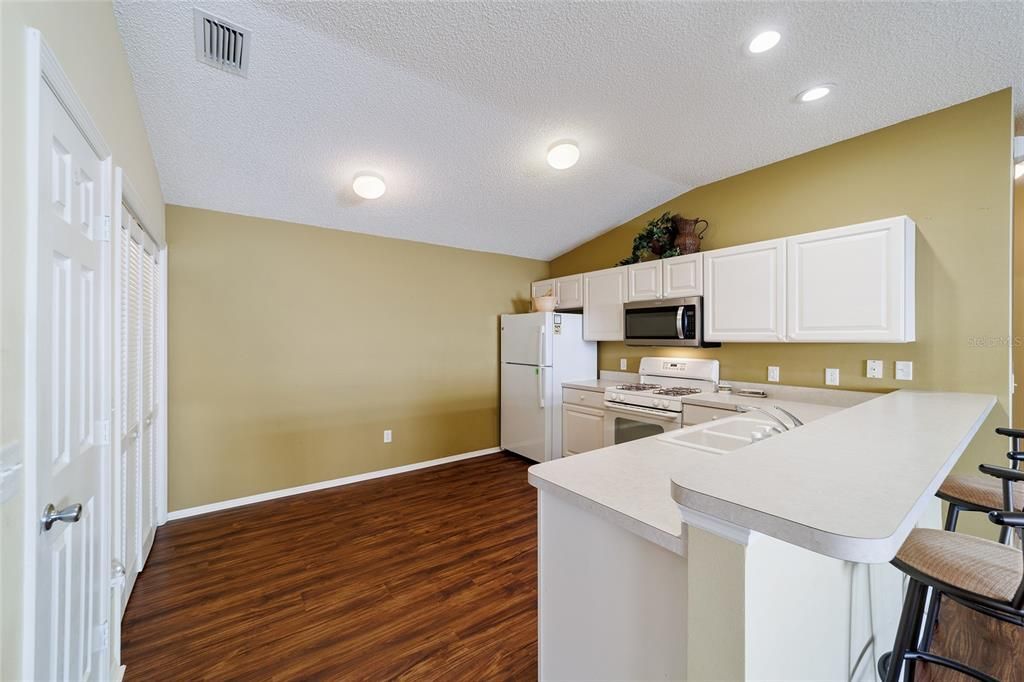 For Sale: $269,950 (2 beds, 2 baths, 1156 Square Feet)