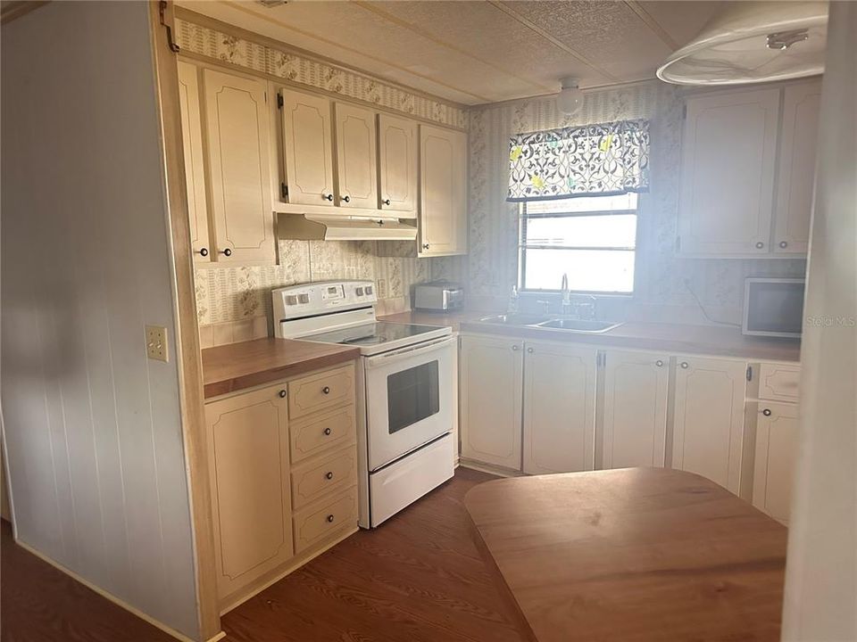 For Sale: $165,000 (2 beds, 2 baths, 1012 Square Feet)