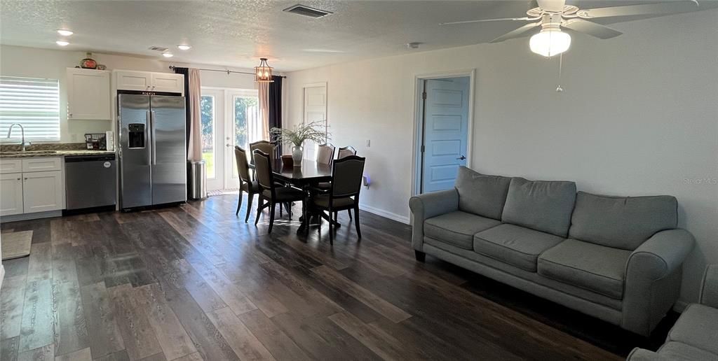 For Sale: $284,000 (3 beds, 2 baths, 1200 Square Feet)