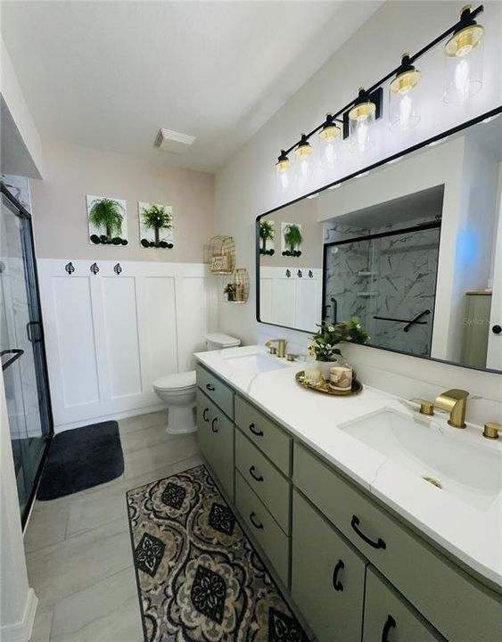 ENSUITE MASTER BATHROOM