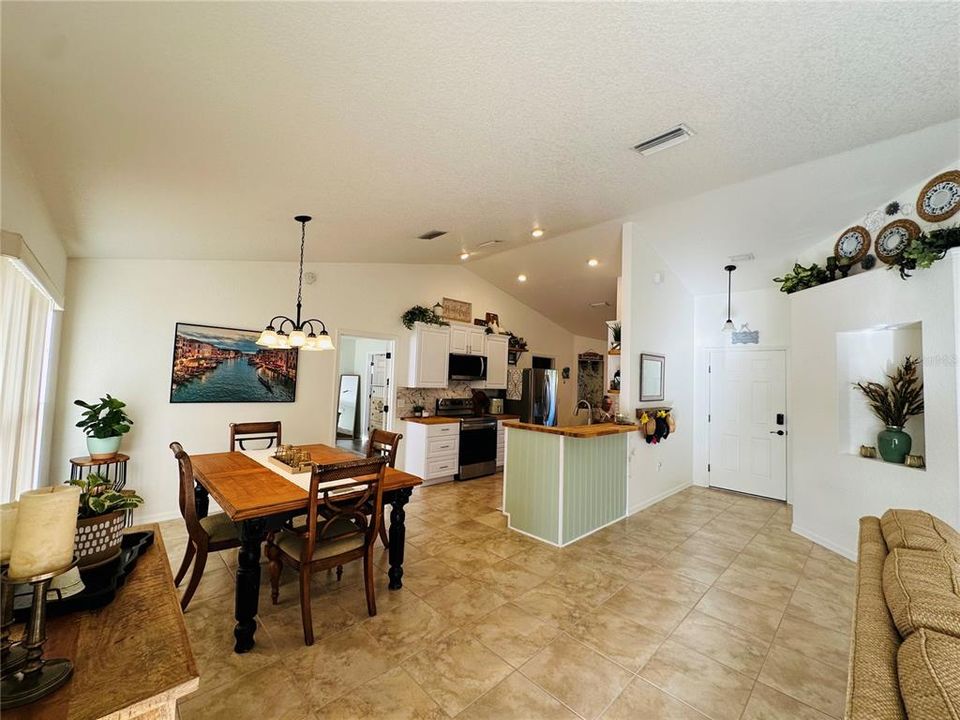 KITCHEN/DINING AREA