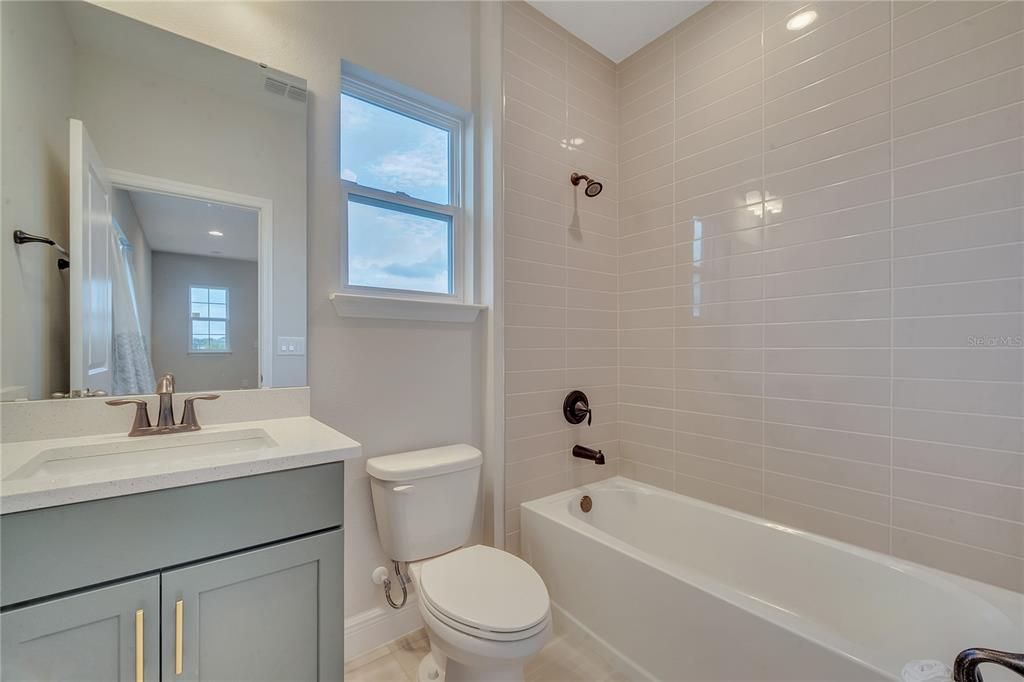 Loft bathroom / 4th guest bathroom