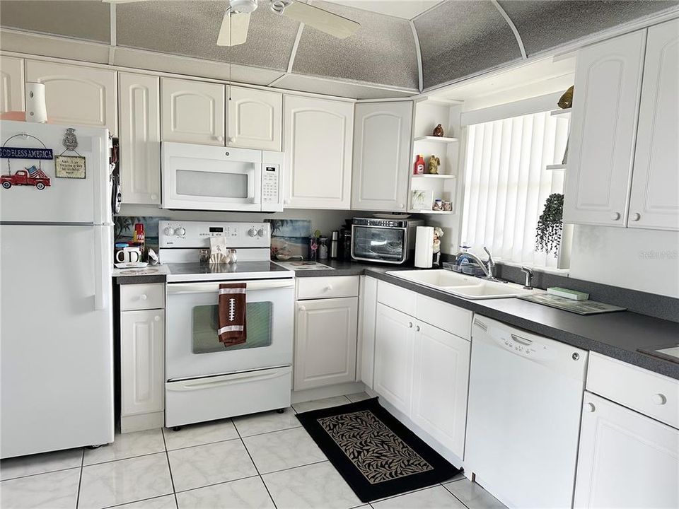 For Sale: $330,000 (2 beds, 2 baths, 1040 Square Feet)