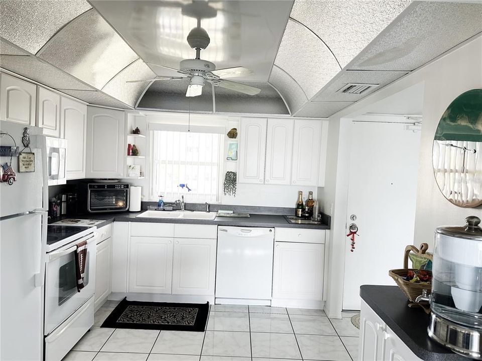 For Sale: $330,000 (2 beds, 2 baths, 1040 Square Feet)