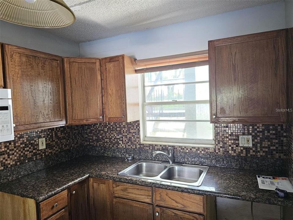 For Sale: $126,500 (1 beds, 1 baths, 742 Square Feet)