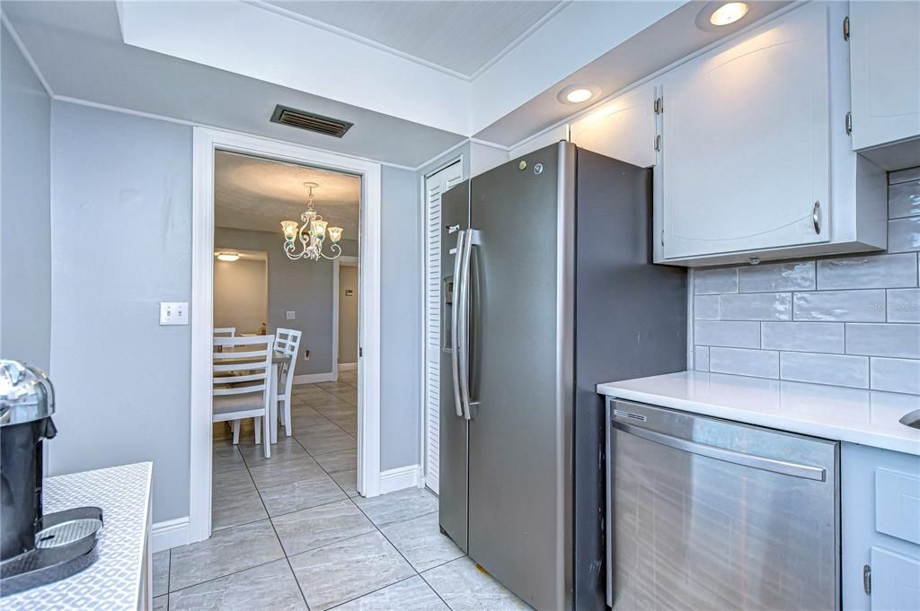 For Sale: $316,900 (2 beds, 2 baths, 1215 Square Feet)