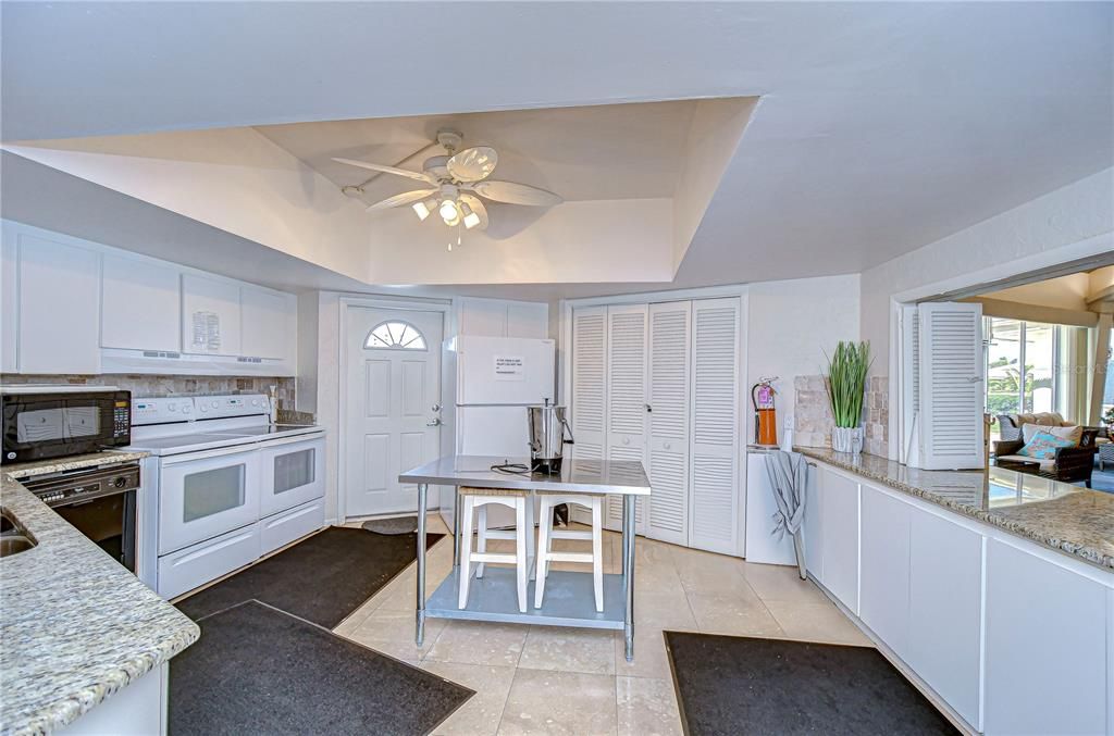 For Sale: $316,900 (2 beds, 2 baths, 1215 Square Feet)