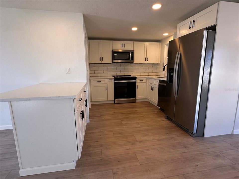 For Sale: $279,900 (2 beds, 1 baths, 1003 Square Feet)