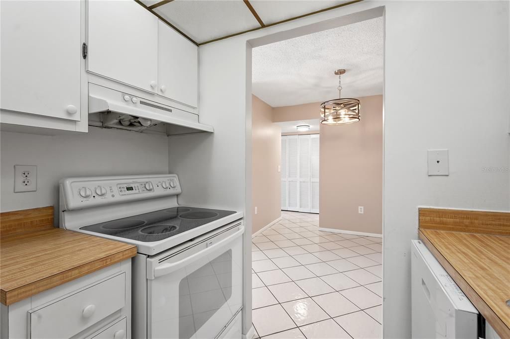 For Sale: $145,000 (1 beds, 1 baths, 714 Square Feet)