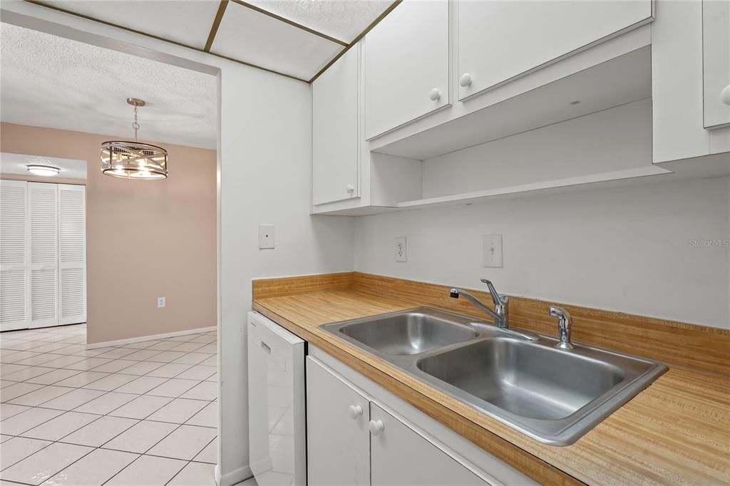 For Sale: $145,000 (1 beds, 1 baths, 714 Square Feet)