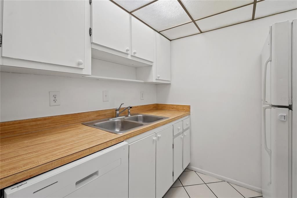 For Sale: $145,000 (1 beds, 1 baths, 714 Square Feet)