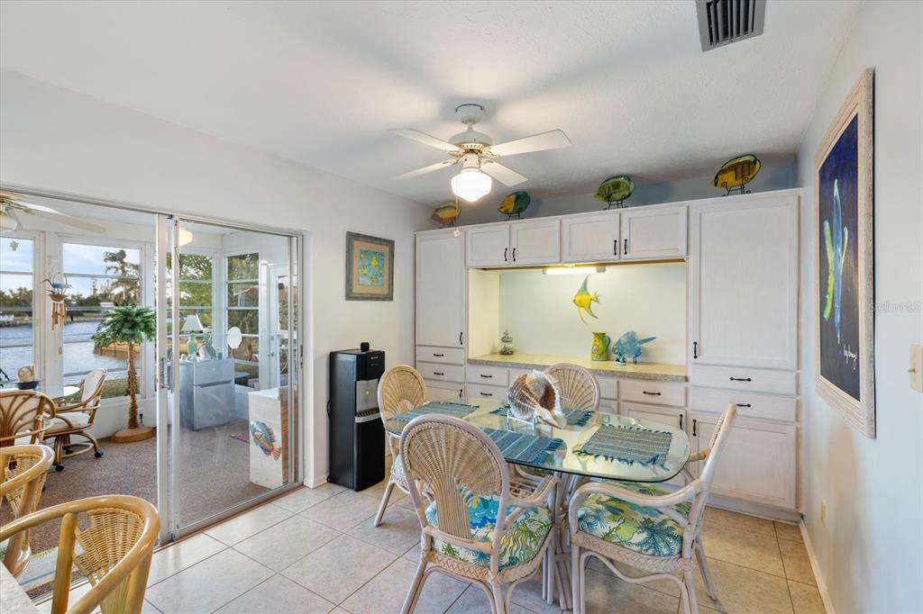 For Sale: $389,000 (2 beds, 2 baths, 1722 Square Feet)