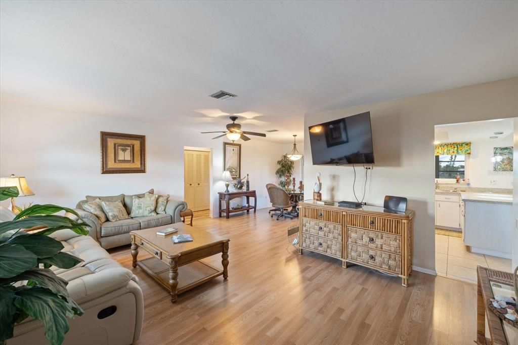 For Sale: $389,000 (2 beds, 2 baths, 1722 Square Feet)