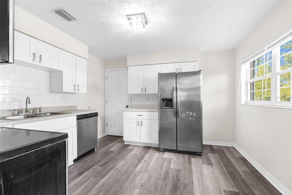 For Sale: $214,900 (2 beds, 1 baths, 988 Square Feet)