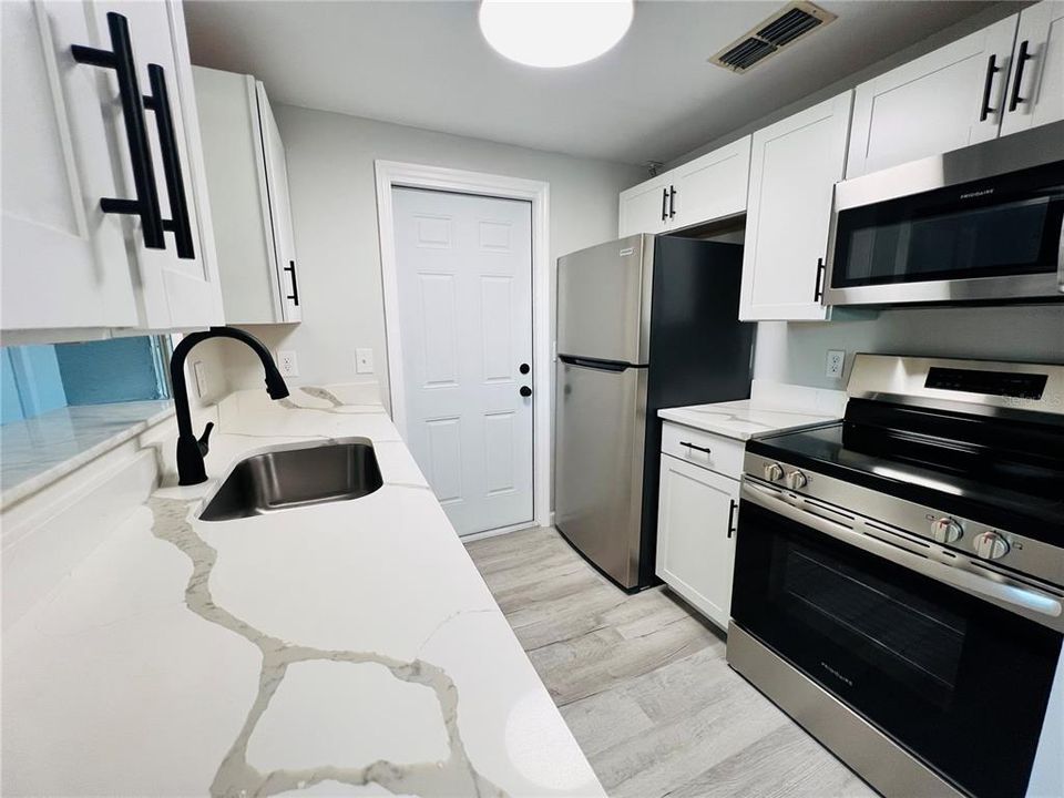 For Sale: $349,900 (2 beds, 1 baths, 912 Square Feet)