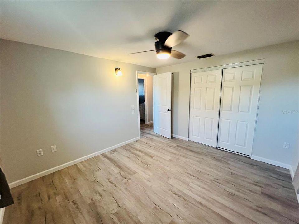 For Sale: $349,900 (2 beds, 1 baths, 912 Square Feet)