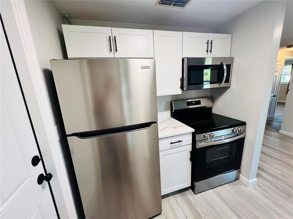 For Sale: $349,900 (2 beds, 1 baths, 912 Square Feet)