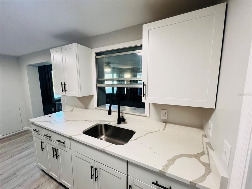 For Sale: $349,900 (2 beds, 1 baths, 912 Square Feet)