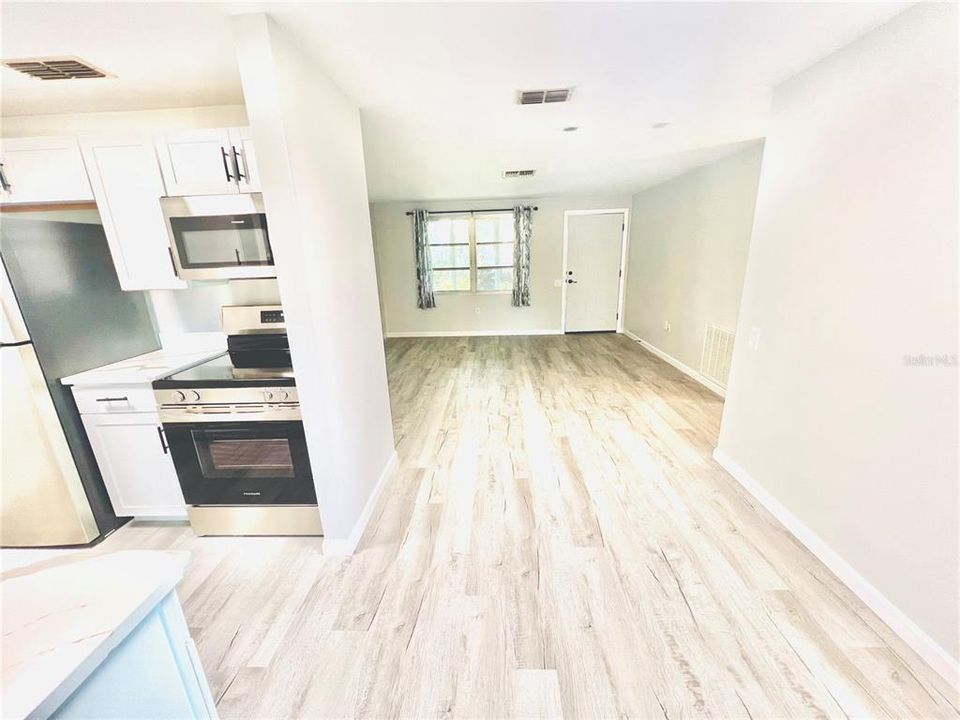 For Sale: $349,900 (2 beds, 1 baths, 912 Square Feet)