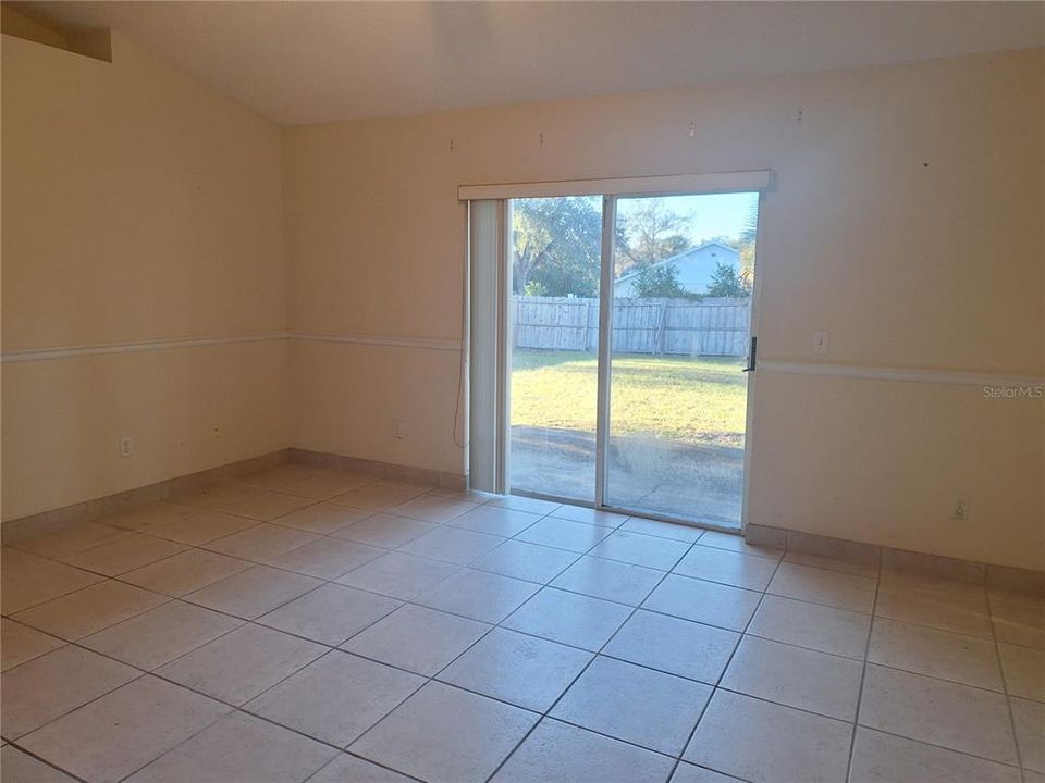 Living room w vaulted ceiling