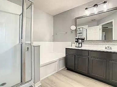 Master Bath w//soaking tub